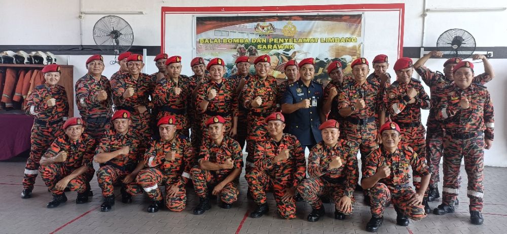 Khirudin (berdiri sembilan kiri) dan Mohd Hazmin (tujuh kiri) bergambar bersama warga Bomba Zon 7,Limbang.