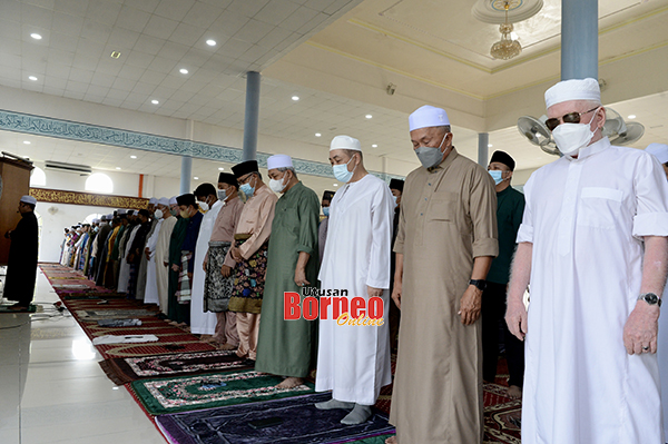  Hajiji menunaikan solat sunat Aidiladha di Masjid Haji Noor Kg Selupuh Tuaran pada hari Ahad.