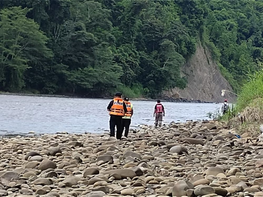 Pasukan SAR menjalankan pencarian di kawasan sekitar permukaan sungai dan tebing Sungai Padas bagi mengesan mangsa lelaki yang hilang.