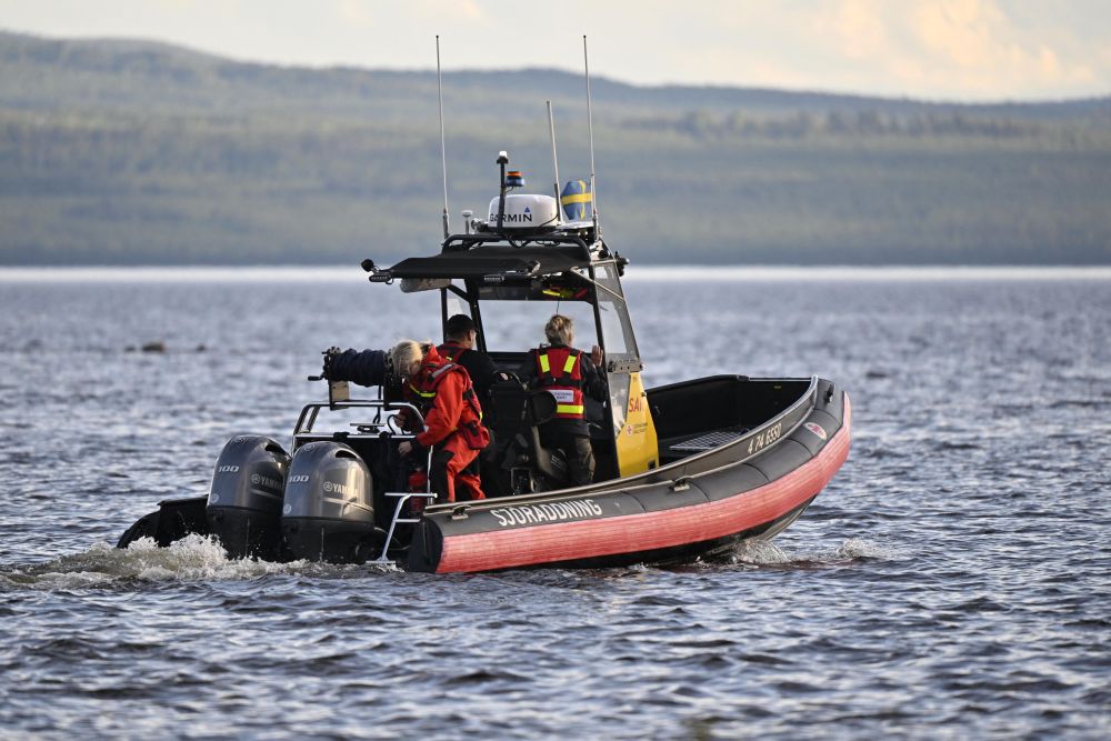 Anggota Penyelamat Laut dilihat dalam bot ketika menuju ke Tasik Siljan, dekat Rattvik, di tengah Sweden di mana sebuah pesawat kecil dilaporkan terhempas kelmarin. — Gambar AFP