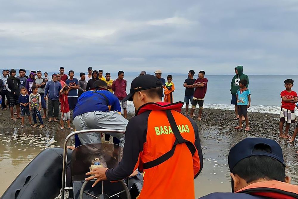 Gambar serahan SAR Inonesia (BASARNAS) kelmarin menunjukkan anggota penyelamat melancarkan operasi mencari mangsa terselamat selepas sebuah feri karam akibat cuaca buruk di perairan pulau Ternate. — Gambar AFP  
