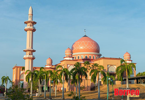  Masjid UMS atau lebih dikenali sebagai 'Pink Mosque' dalam kalangan pelancong merupakan antara destinasi tarikan pelancong antarabangsa di kampus UMS.