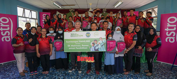 Henry menyampaikan sumbangan berjumlah RM40,000 kepada Jamain sempena Program Astro Kasih di SK Malinsau.