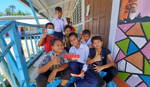  Welter (depan kanan) bersama rakan-rakannya yang menghuni asrama gembira selepas menerima bantuan peralatan sekolah dari Astro.