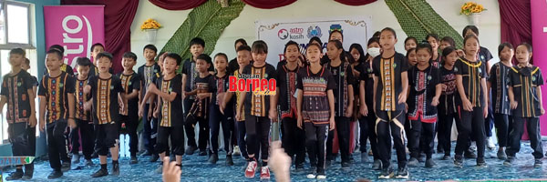  Murid SK Malinsau menyampaikan persembahan nyanyian lagu Destinasi.