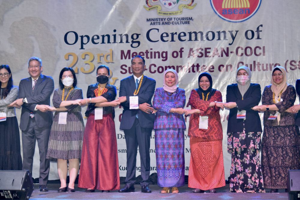 Nancy (empat kanan) berpegang tangan bersama wakil negara ASEAN lain yang menyertai mesyuarat di Kuching sebagai simbolik tradisi ASEAN. - Gambar Roystein Emmor.