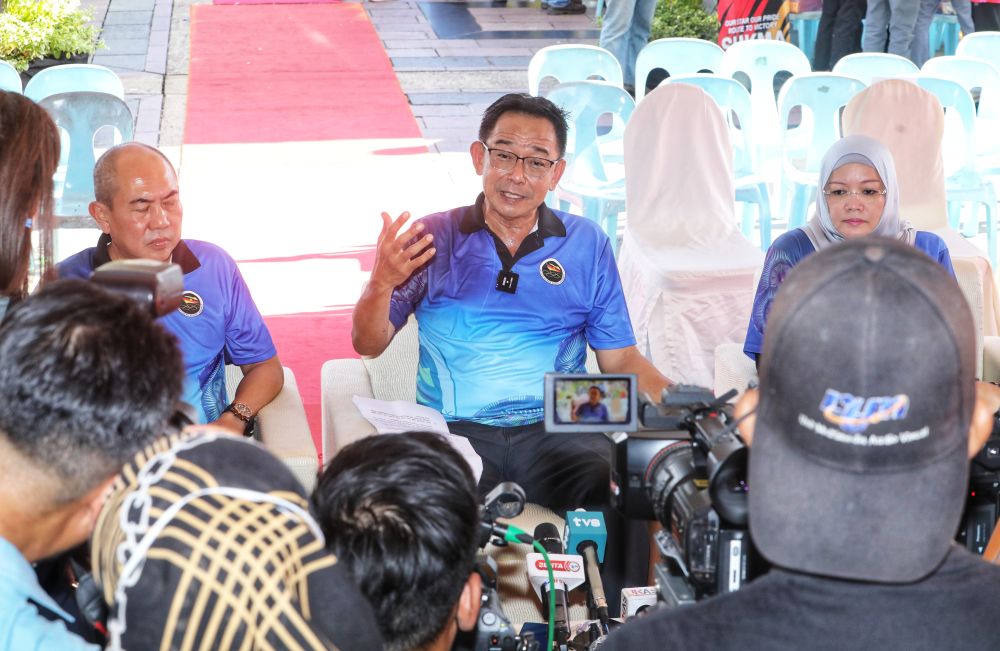 Abdul Karim meri penemu bekaul enggau RUU Anti Lompat Parti ke udah dikemendarka Parlimen, ba aum pengarang berita ditu, kemari. -Gambar Chimon Upon