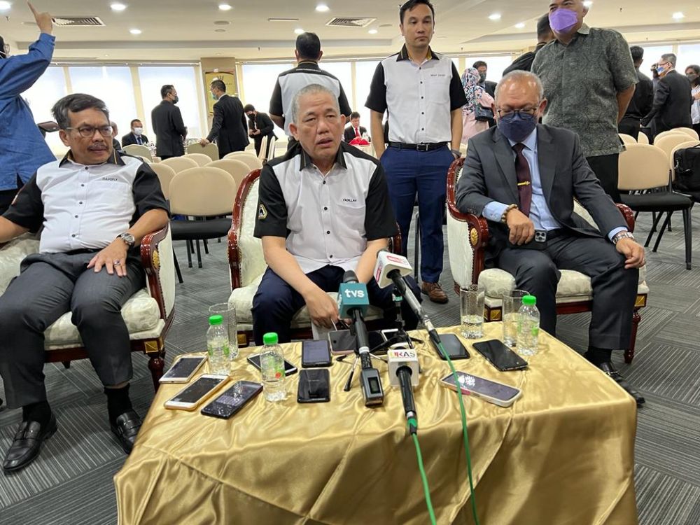 Fadillah begulai enggau Direktor Jabatan Kerja Raya Sarawak, Ir Richard Tajan (kanan) enggau Presiden LJM, Datuk Seri Ir Mohamad Zulkefly Sulaiman (kiba) ba aum pengarang berita ditu, kemari.