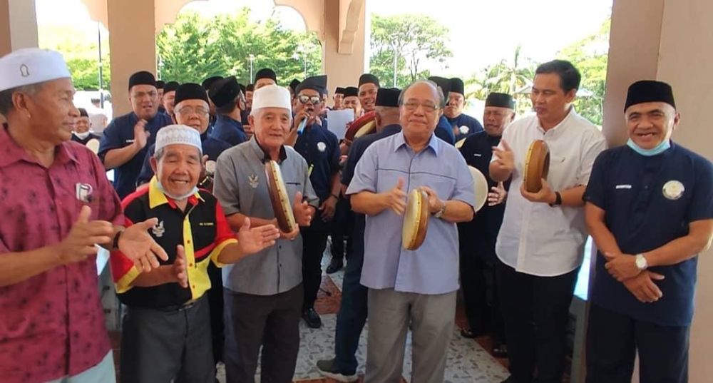 Henry (mua empat kiba), Awangku Jinal Abedin (dua kanan) ngelimpangka awak begulai enggau peranak Kampung Awat-Awat lebuh pengerami nya.