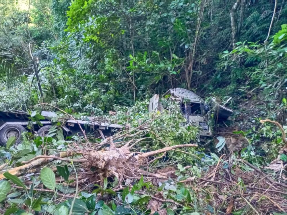  Lori tiga tan terbabas ke dalam gaung di Kampung Kapa Tamparuli Jalan Ranau di sini.