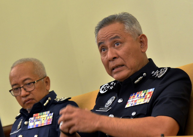 Acryl Sani ketika mengadakan sidang media berhubung isu tindakan polis memindahkan sembilan anggotanya yang dipercayai terlibat kes peras ugut ke Sabah dan Sarawak selepas Mesyuarat Operasi Bersepadu Khazanah hari ini. - Gambar BERNAMA 