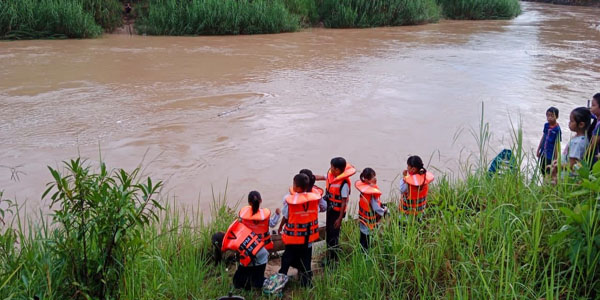  Murid dari Kampung Mangkabusu yang dirakam menaiki perahu menyeberangi sungai untuk ke sekolah.