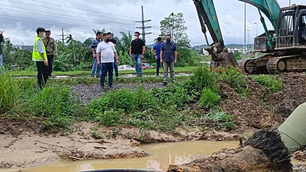 Tiong (tengah) bersama beberapa pegawai meninjau kerja-kerja berkaitan di persimpangan Jalan Pesisir Bintulu-Miri.