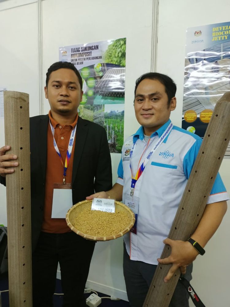 James (kanan) dan Muhammad Hazim (kiri) bersama produk inovasi Agensi Nuklear Malaysia, benih padi IS21 dan Tiang Sokongan Biokomposit Lada Hitam.