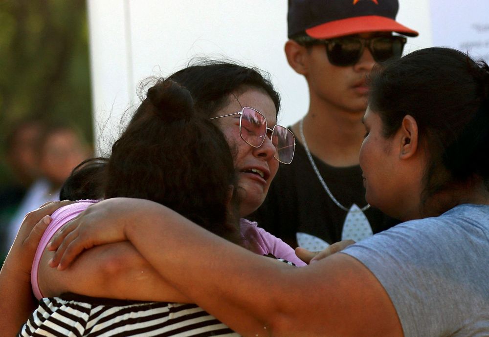 Anggota keluarga menangis ketika menunggu berita daripada operasi menyelamatkan sekumpulan pelombong yang terperangkap di kawasan Agujita, negeri Coahuila, Mexico kelmarin. - Gambar AFP
