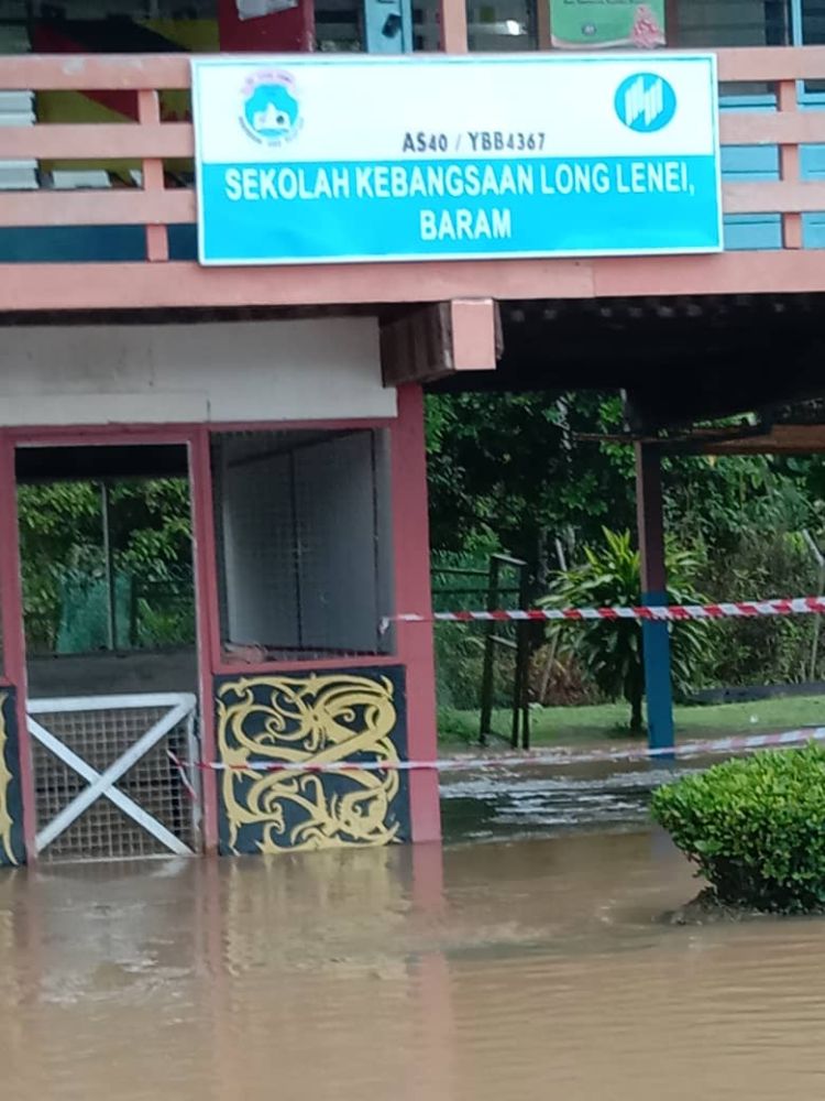 Bahagian bawah bangunan sekolah yang dinaiki air banjir. 