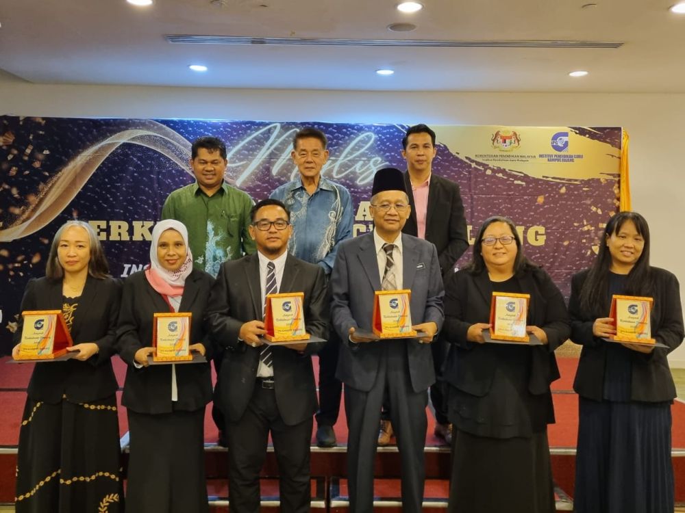 Penerima Anugerah Perkhidmatan Cemerlang IPG Kampus Rajang 2021 bersama Ding (tengah, barisan belakang) dan Dr Abang Ismail (kiri, barisan belakang) di Sibu malam Khamis.