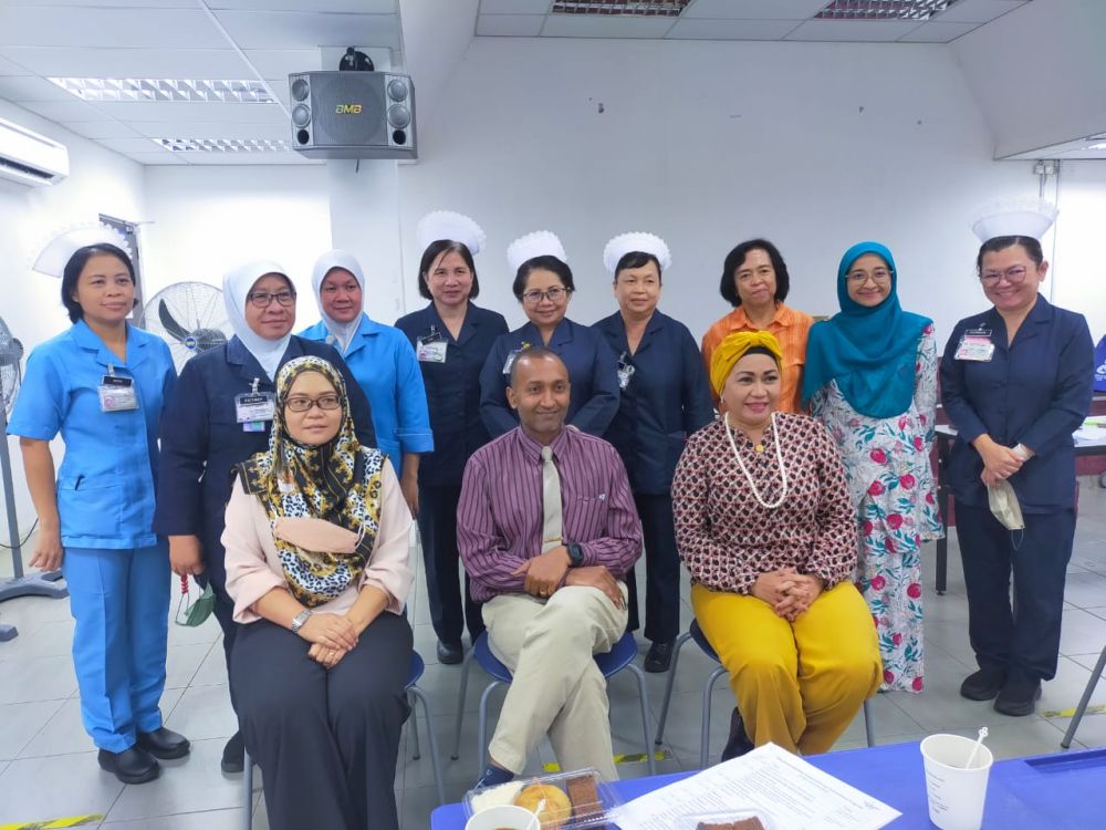 Patimah (berdiri, dua kiri), Roslinda (dudu, kiri), Normaliza (duduk, kanan) dan Dr Nanthakumar merakamkan kenangan bersama sukarelawan yang membantu membuat persiapan untuk Konvensyen Kumpulan Sokongan Penyusuan Susu Ibu Sibu yang bermula hari ini (6 Ogos 2022) di Hotel Kingwood.