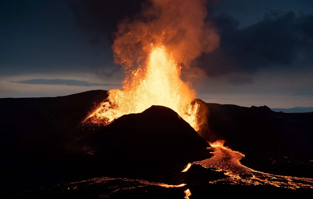 Gambar fail diambil pada 18 Mei lepas menunjukkan gunung berapi di Iceland meletus berhampiran ibu kota Reykjavik. - Gambar AFP