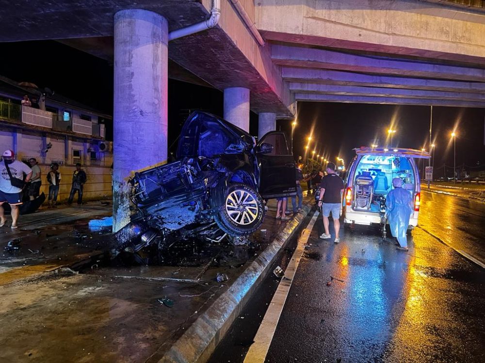  Kenderaan mangsa yang mengalami kerosakan teruk selepas kemalangan.