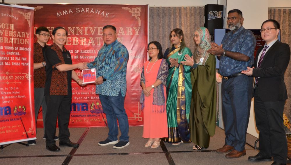Tiong (enam kanan) menerima cenderamata daripada Dr Liew (kiri) selepas menyempurna perasmian Majlis Makan Malam MMA 2022 sempena Ulang Tahun Ke-50 MMA Sarawak di Bintulu, malam Jumaat.