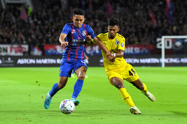 Pemain JDT Arif Aiman Mohd Hanapi (kiri) diasak pertahanan Penang FC Muhammad Adib Abdul Ra’op (kanan), pada perlawanan Separuh Akhir Piala FA di Stadium Sultan Ibrahim, malam tadi. -Gambar Bernama