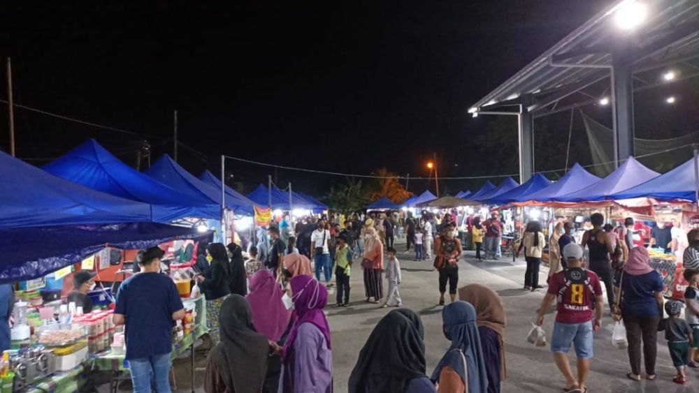 Orang mayuh ke datai bebeli barang seraya nya ngayanka sukung ngagai pemansang Saratok Uptown.