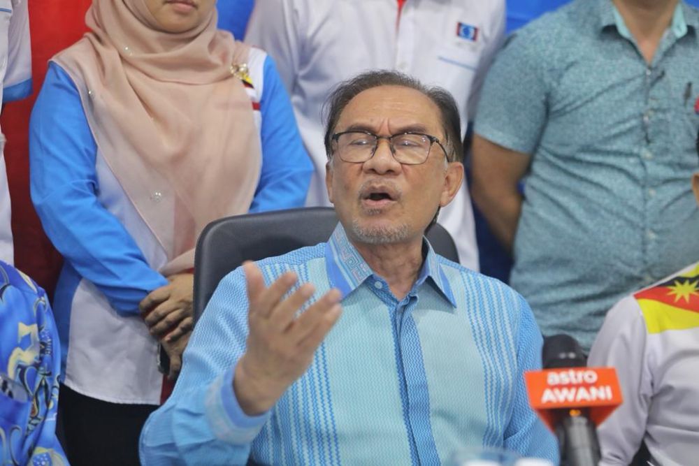 Anwar pada sidang media selepas mengadakan pertemuan bersama ahli PKR di Pejabat MPN PKR, di Kuching hari ini. – Gambar Chimon Upon