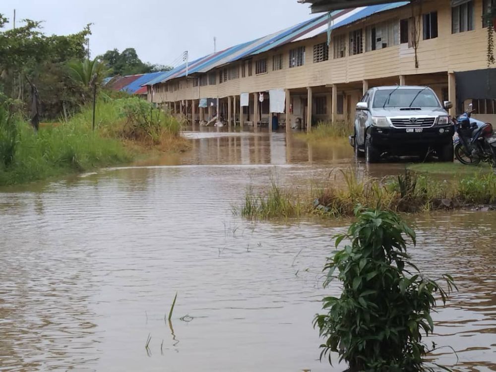 Kawasan Kampung Long Bemang yang dinaiki air banjir. 