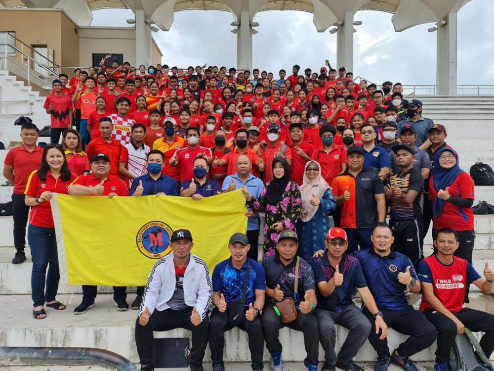 Kr Toh (barisan kedua, berdiri, tiga kiri) ketika mewakili Lee menyerahkan bendera MSS Bahagian Miri kepada kontinjen Miri, pada Jumaat.