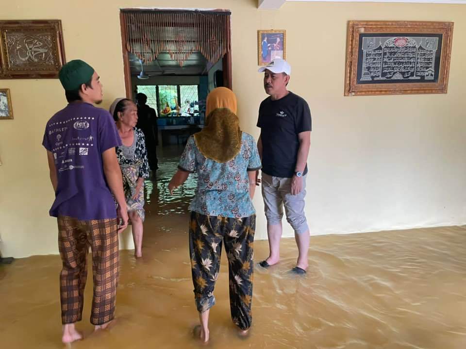 Ripin ketika menemui penduduk di kediaman mereka yang dimasuki air banjir.