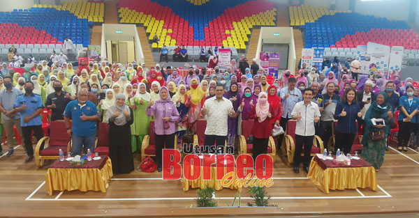  Nizam bergambar bersama semua peserta yang hadir.