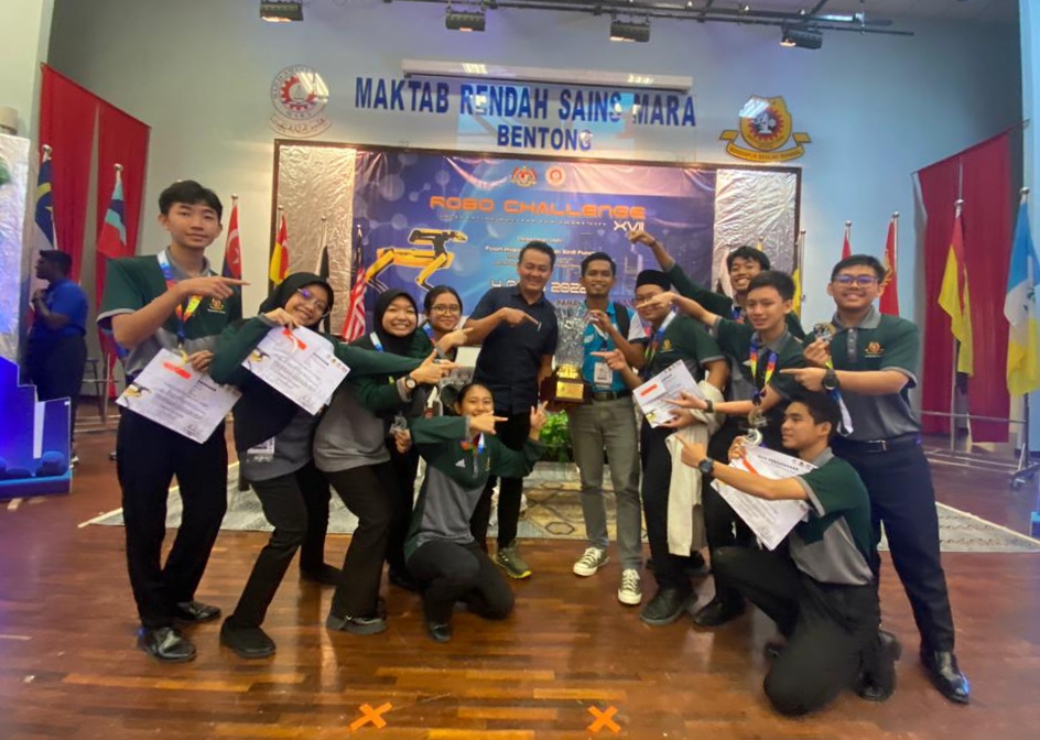 Amran bersama pelajarnya merakam detik manis muncul juara keseluruhan pertandingan Robo Challenge MRSM Se-Malaysia Ke-17, 2022 di MRSM Bentong, Pahang.