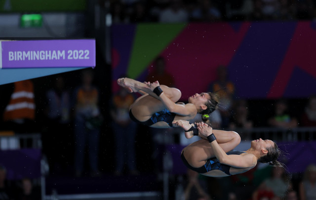 Pandelela bersama rakannya Nur Dhabitah melakukan aksi terjunan dalam acara 10M Seirama Wanita Akhir semasa Sukan Komanwel Birmingham 2022 di Sandwell Aquatics Centre pada Sabtu. - Gambar BERNAMA