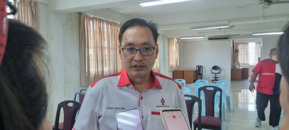 Chong bercakap kepada pemberita di Ibu Pejabat DAP di Kuching. 