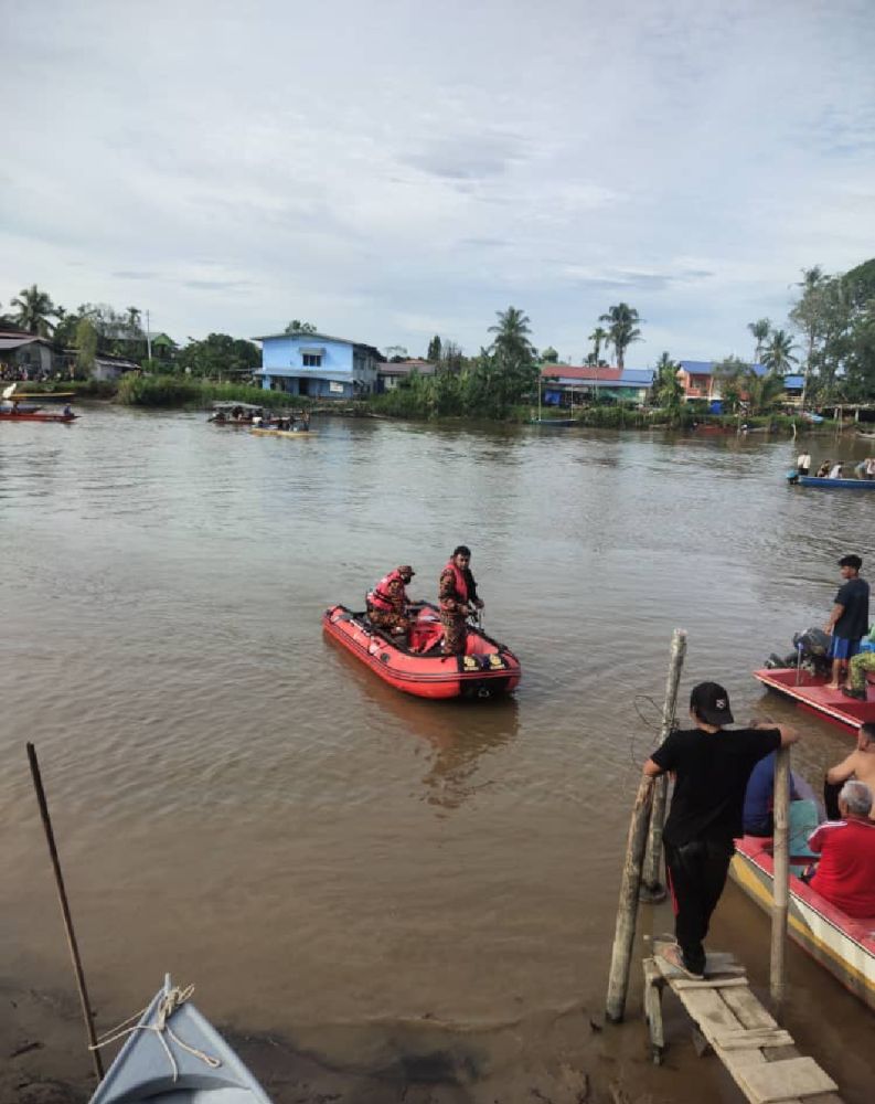 Anggota bomba dan penduduk kampung melancarkan operasi mencari dan menyelamat mangsa. 