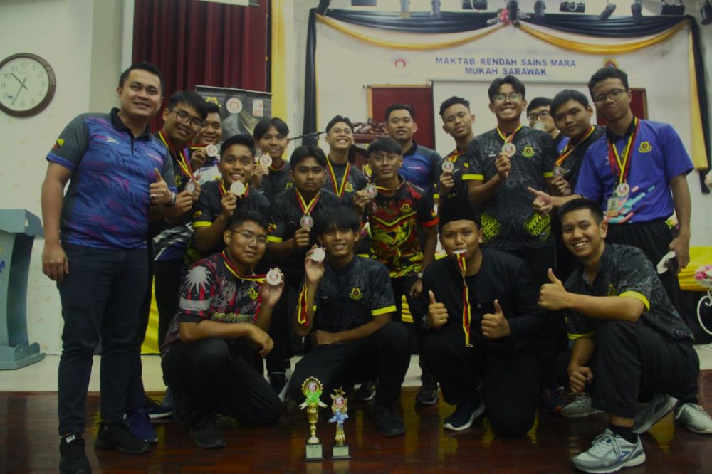 Pasukan MRSM Mukah dalam satu sesi fotografi ketika Kejohanan Ragbi MRSM Zon Sarawak yang berlangsung sejak Jumaat lalu dan tamat hari ini.