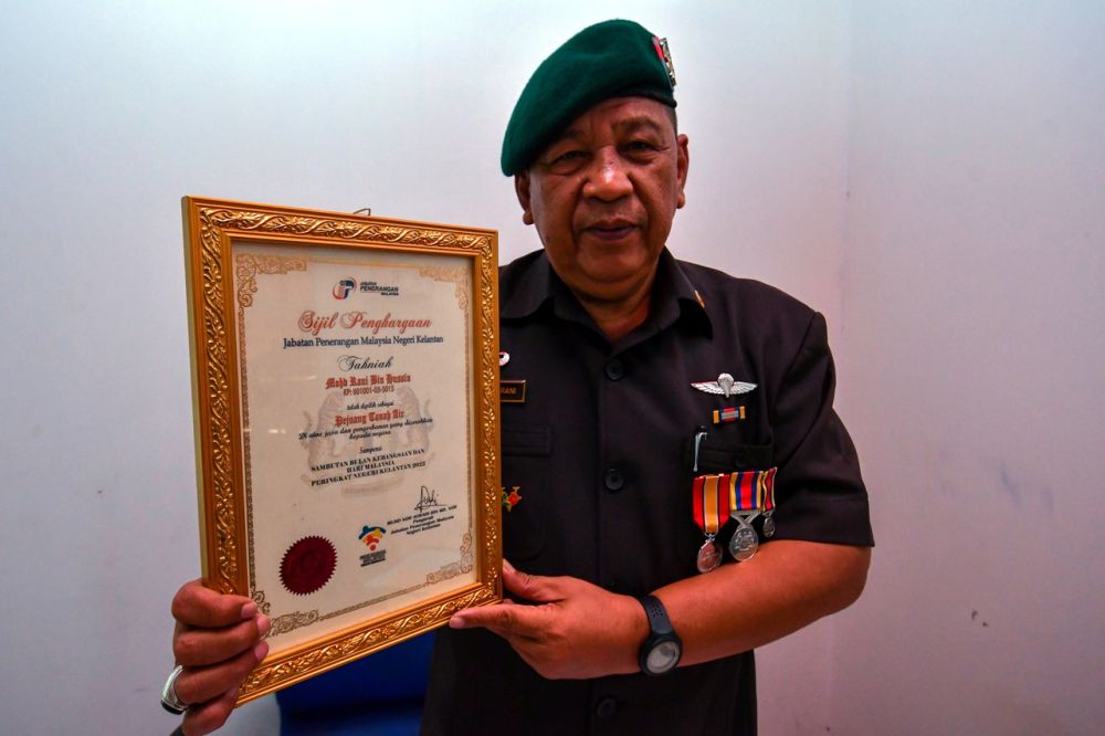 Mohd Rani menunjukkan sebahagian sijil penghargaan yang diterima berkhidmat mempertahankan tanah air dalam misi membanteras komunis. - Gambar BERNAMA