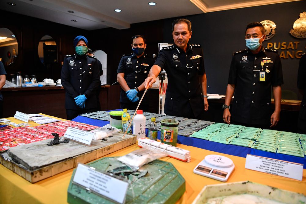 Mohd Radzi (dua, kanan) menunjukkan pelbagai jenis dadah ketika mengadakan sidang media di Ibu Pejabat Polis Daerah Seberang Perai Utara hari ini. - Gambar BERNAMA