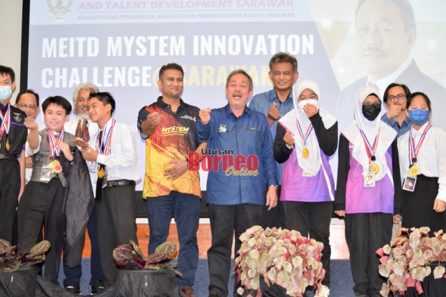 Sagah (tengah) menunjukkan tanda 'kasih' bersama para pemenang pertandingan MEITD MySTEM INNOVATION CHALLENGE @Sarawak di YSISS, Petra Jaya semalam. - Gambar Roystein Emmor