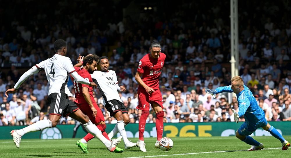 Sebahagian daripada babak-babak aksi perlawanan Liga Perdana Inggeris di antara Fulham dan Liverpool di Craven Cottage di London. — Gambar AFP