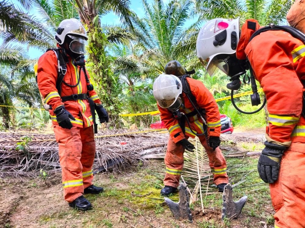 Tiga anggota bomba meneliti satu objek dipercayai serpihan roket Long March 5B milik China yang didakwa dijumpai di sebuah kebun persendirian di kawasan Sungai Kurong, Suai pada Ahad.