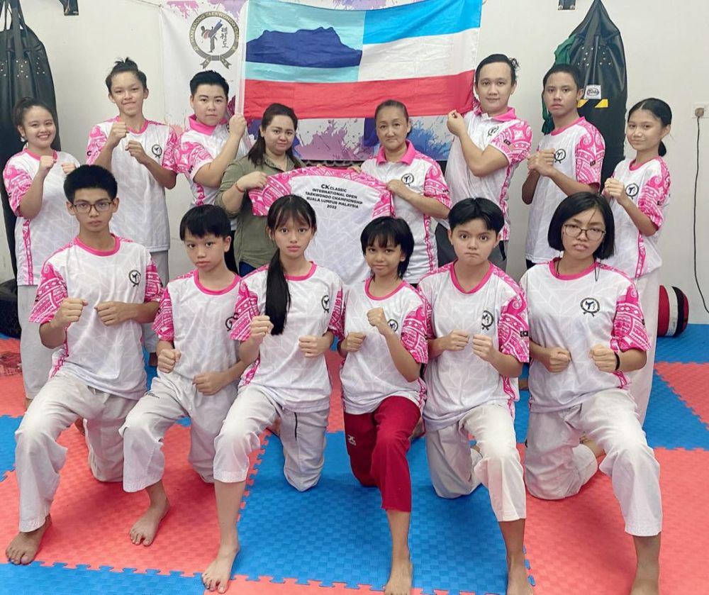  Pasukan taekwondo Kelab Han Loong bersama penaja pakaian, Nicole Chaw (berdiri empat dari kiri).