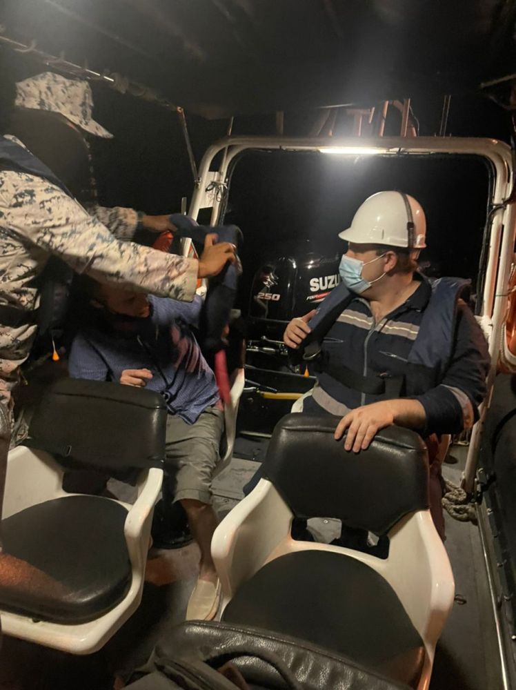  Anggota Maritim Malaysia membantu memakaikan jaket keselamatan kepada kapten kapal yang perlu dipindahkan semasa berada di Bot Kilat 40.
