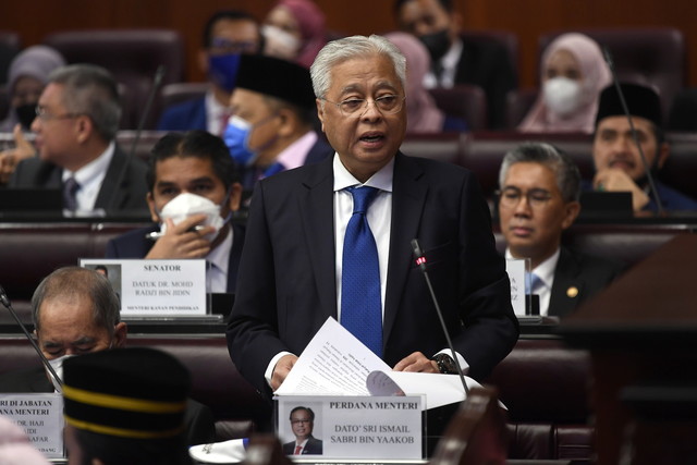  Perdana Menteri merangkap Ahli Parlimen Bera Datuk Seri Ismail Sabri Yaakob ketika menghadiri Persidangan Dewan Negara di Bangunan Parlimen hari ini. - Gambar BERNAMA