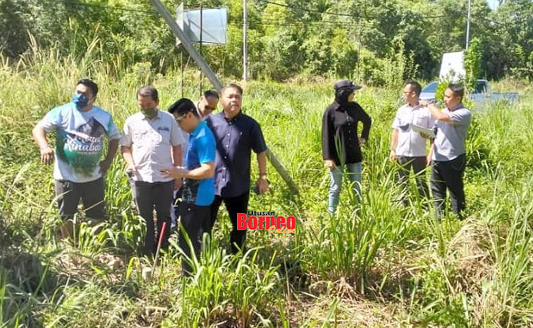  Robert (empat kanan) meninjau permasalahan perparitan di Gerai Bayayo Kg Kumawanan, Bingkor.