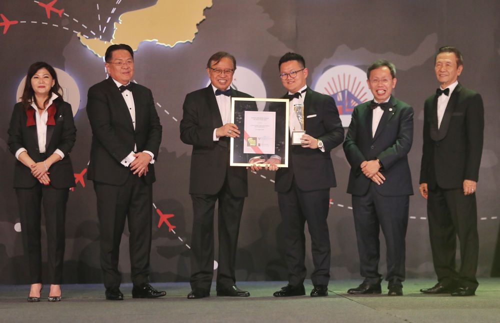  Abang Johari menyampaikan anugerah kepada pemenang sempena Anugerah Kecemerlangan 2022 SHEDA. Turut kelihatan Wong (dua kiri), Dr Sim (dua kanan) serta yang lain. 