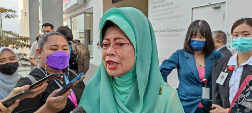 Fatimah ketika ditemui pemberita selepas mengadakan lawatan ke Pusat Perubatan Tradisional dan Komplementari (TCM) Sunway dan Pusat Kesuburan Sunway di Canaan Square Business Hub, Jalan Stutong Baru di Kuching, hari ini.