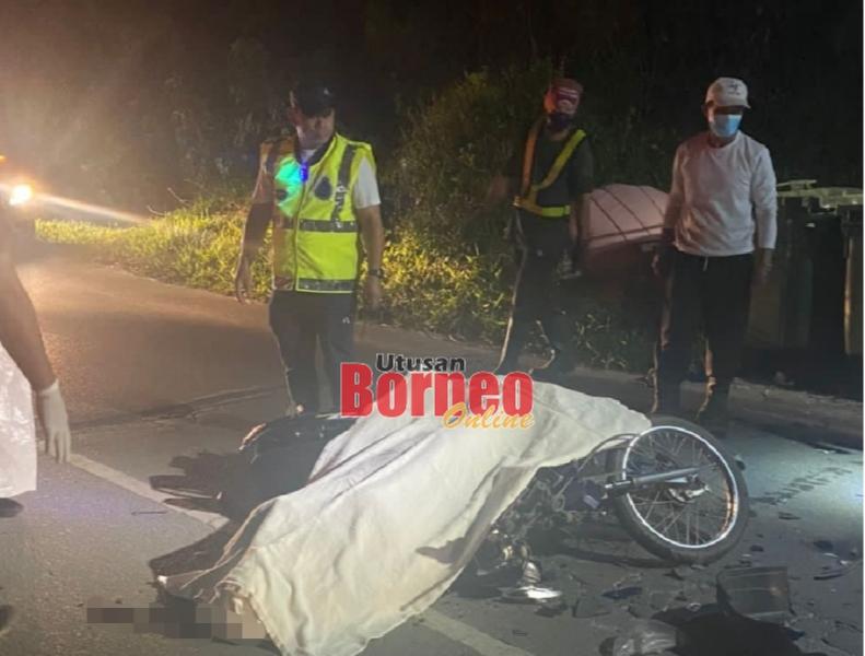 Mangsa maut di tempat kejadian setelah motosikal yang ditungganginya merempuh belakang lori sampah di KM5, Jalan Kubong petang Rabu.