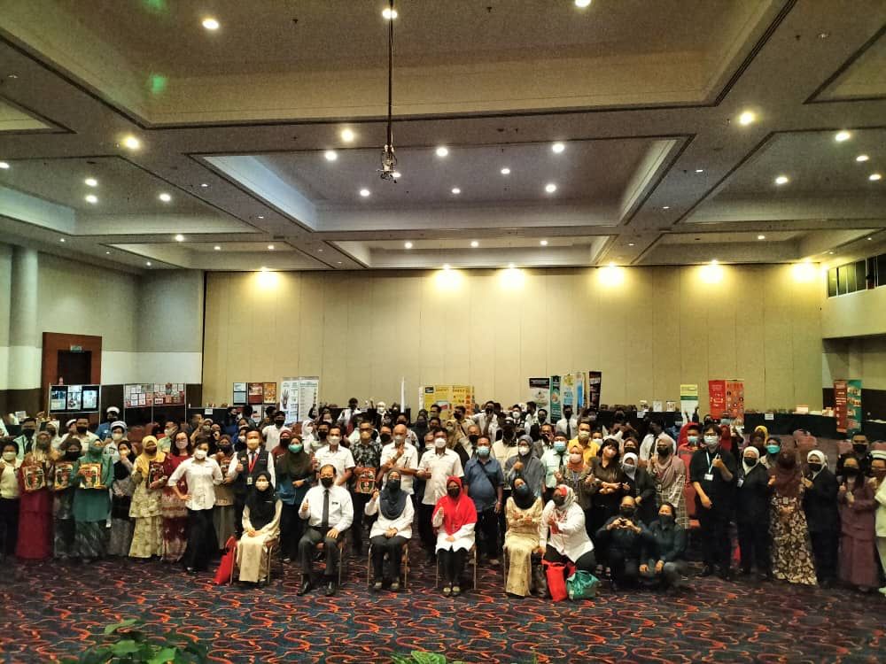 Sesi fotografi melibatkan semua hadirin pada Majlis Perasmian Hari Kesihatan Sedunia dan Hari Tanpa Tembakau Peringkat Negeri Sarawak 2022 di Mukah pada Rabu.